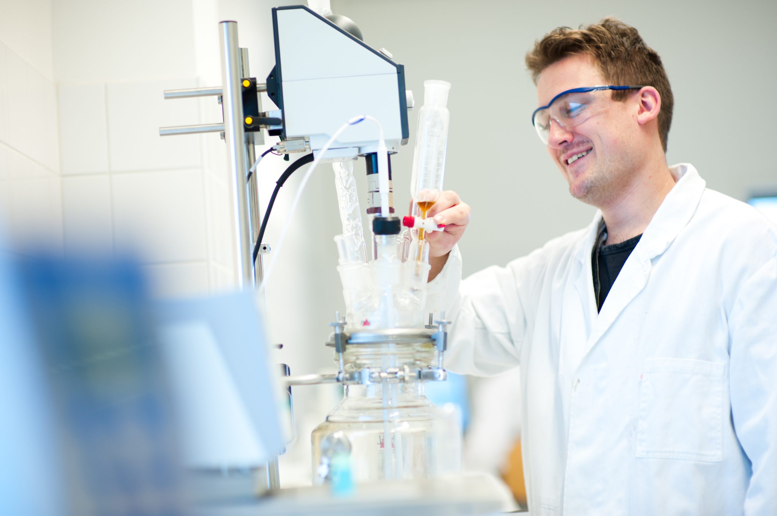 lab technician using chemistry set